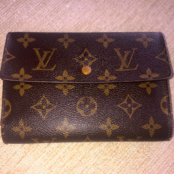 Louis Vuitton Handbags - Authentic women’s beautiful Louis Vuitton folding wallet and coin case.